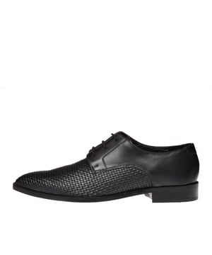 Entdecken Sie den Sneaker "London" - ein absolutes Must-have fÃr Ihren Schuhschrank! Mit seiner Strobel-Konstruktion bietet er nicht nur FlexibilitÃt, sondern auch eine leichte und bequeme Passform. Das WechselfuÃŸbett mit Memoryfoam passt sich individuell an Ihre FuÃŸform an und sorgt fÃr den ganzen Tag lang anhaltenden Komfort. Die rutschfeste Cupsole aus Gummi bietet eine optimale Traktion und StabilitÃt auf verschiedensten UntergrÃnden. Jedes Detail dieses Sneakers wurde mit Liebe und Sorgfalt gestaltet, um Ihnen ein erstklassiges Trageerlebnis zu bieten. Tauchen Sie ein in die Welt des Sneakers "London" und erleben Sie Komfort und Stil in Perfektion.