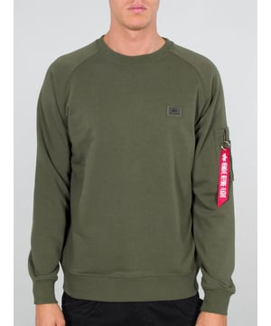 De X-Fit Sweat is een comfortabele en stijlvolle trui die perfect in elke garderobe past. Hij heeft een geweven label op de borst, een normale pasvorm en een pennenzakje.