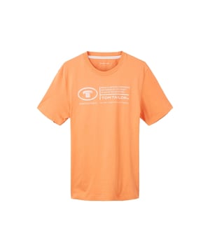 Dit T-shirt is het toppunt van casual stijl en comfort. Met zijn normale pasvorm en korte mouwen past het bij bijna elke look. De ronde halslijn met fijne ribboord zorgt voor een klassieke touch, terwijl de opvallende labelprint een modern accent toevoegt. Gemaakt van zacht, ademend materiaal is het comfortabel om te dragen - ideaal voor elke dag. Een veelzijdige basic die in geen enkele garderobe mag ontbreken!