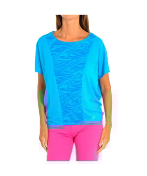 Camiseta deportiva con mangas Zumba. 
Color Azul estampado
Clásica y versátil con un calce fácil. 
Cuello redondo. 
Gráfico frontal con motivos de la marca.
Costuras vistas a tono.

Composición:  50% Algodón, 50% Poliéster.

-Utilizar lavadora a temperatura máxima 30º .
-No utilizar secadora.
-Se puede utiliza Lejía.
-Planchar a temperatura máxima 110º.
-No lavar en seco.
-Se puede colgar en tendedero.