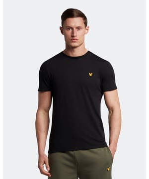 Das Lyle & Scott Martin T-Shirt aus strapazierfähigem, leichtem Baumwoll-Polyester-Mix ist diese Saison ein Must-have für jeden Sportler. Perfekt fürs Fitnessstudio, zum Kicken oder auch für entspannte Tage zu Hause. Dieses T-Shirt passt zu fast allem und ist in vielen Farben erhältlich. Mit Detailnähten an Schultern, Kragen und Bündchen sowie unserem charakteristischen Golden Eagle. Passform: Normal. Es sitzt weder zu eng noch zu locker und verleiht Ihnen einen klassischen, zeitlos-stilvollen Look. Wir empfehlen Ihnen, Ihre gewohnte Größe zu bestellen. Wenn Sie zwischen zwei Größen schwanken, wählen Sie eine Nummer größer.