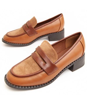 Mocasín de tacón para mujer. Ajuste cómodo. Fabricado con materiales veganos. Fabricado por otras marcas para nuestra marca. Medidas aproximadas: tacón de 3 cm.