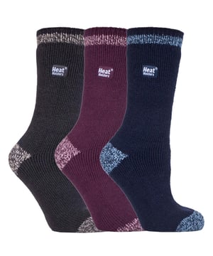 Halten Sie Ihre Füße warm und warm in diesem 3er-Pack Socken von Heat Holders. Diese Socken wurden für den Winter entwickelt und fühlen sich mit ihrem dickschichtigen, gebürsteten Innenfutter superweich an. Die Dicke dieser Socken aus weichem Thermogarn sorgt für eine leistungsstarke Isolierung gegen Kälte mit hervorragenden feuchtigkeitsableitenden Eigenschaften. Die dehnbare Konstruktion dieser Socken schmiegt sich an die natürliche Form Ihrer Füße und Beine an und sorgt so für eine bessere Passform, Wärme und Komfort. Diese Socken sind dick und voluminös mit einer beeindruckend hohen Tog-Einstufung von 2,34. Das bedeutet, dass sie mehr als 7x wärmer sind als eine einfache Baumwollsocke (0,33 tog)! Mit einer hohen Tog-Einstufung werden Ihre Füße in dieser Wintersaison von warmen und kuscheligen Zehen profitieren. Eines der wichtigsten Merkmale dieser Socken ist, dass sie mit Heat Holders langem Schlingenflor-Polster hergestellt werden, das noch mehr warme Luft näher an der Haut hält. Es trägt auch dazu bei, dass Ihre Füße den ganzen Tag über bequem und gut gestützt sind. Diese dicken, thermisch gefütterten Socken werden von einem Experten gebürstet, wodurch die Innenseite luxuriös weich wird. Dies trägt dazu bei, die Menge an warmer Luft zu maximieren, wodurch Ihre Füße länger warm bleiben! Diese Socken sind in den Damengrößen 4-8 UK, 37-42 EU, 5-8 US erhältlich. Sie sind in verschiedenen Farben erhältlich, so dass es für jede Frau einen passenden Stil gibt!