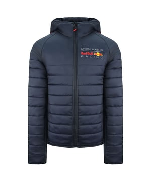 Bereid je voor op de winter terwijl je je favoriete F1-team steunt. De gewatteerde Red Bull jas heeft een nieuwe ronde ritstrekker aan de voorkant, verborgen zijzakken met ritssluiting en elastiek in de zoom, waardoor het het perfecte item is voor de koudere dagen.

Volledige ritssluiting
Teamlogo opdruk op borst
Verticale ritszak op borst
Verborgen zijzakken met rits
Elastische boord aan de zoom
Elastische manchetten aan de binnenkant