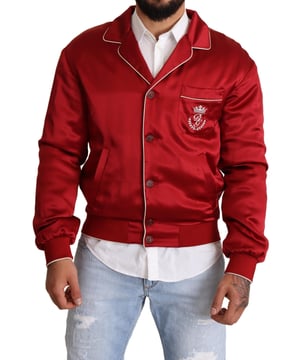 Neu mit Etikett  
Vollständige Knopfleiste  
Lange Ärmel  
Rippeneinfassungen  
Hergestellt in Italien  
Material: 100% Seide  
Futter: 100% Seide  
Farbe: Rot  
Logodetails  
Material: 100% Seide