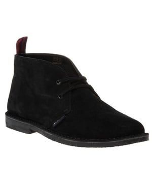 De Hunt Desert Boot voor heren van het bekende merk Ben Sherman is een klassieke laars en een veelzijdige toevoeging aan uw garderobe. De luxueuze zwart suède vetersluiting is prachtig gevoerd met een geruite stof en is afgewerkt met een geborduurd logo aan de zijkant.