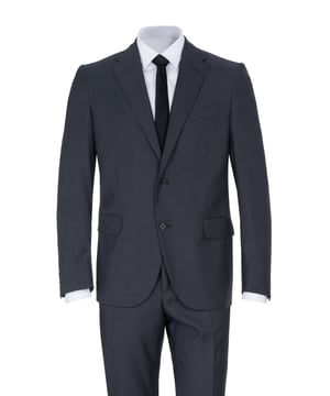 100% lana virgen; traje de Corneliani;  Modelo: 917R49 2287105 013;  Mano de obra de alta calidad;  100% lana virgen suave;  cuello de solapa;  Dos bolsillos delanteros con solapa, un bolsillo en el pecho;  Tres bolsillos interiores;  Dos aberturas laterales;  pantalón de traje con cierre de gancho y cremallera;  Dos bolsillos laterales, dos bolsillos pequeños delante, dos bolsillos de ribete detrás;  Hebillas de cinturon