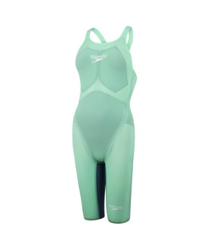 Siéntete imparable llevando la última innovación de Speedo desarrollada por nadadores para nadadores. El Fastskin LZR Pure Valor Closedback Kneeskin está fabricado con material ligero y presenta una compresión moderada y una construcción diseñada para soportar un mayor rango de movimiento. La doble capa alrededor de los abdominales ofrece una mayor estabilidad del núcleo para que saques el máximo partido a tu natación. La espalda cerrada ofrece una mayor cobertura que puede mejorar el rendimiento y puede ser preferida por los nadadores con la espalda recta. Este producto ha sido totalmente aprobado por la FINA.
