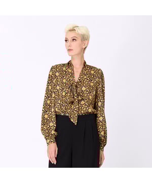 Met een enigszins retro en casual look is dit item versierd met een losse ascot -stropdas en enigszins puffy buttoned mouwen. Dragen met een leggings of jodhpur en eenvoudige blazer voor een "rijder" -look of om te associëren met high taille rok en hakken.
 
 Productdetails:
 • Vorm: recht/ los
 • Lengte: 68 cm
 • Ascot kraag
 • Lange mouwen
 • Knoopsluiting middenvoor
