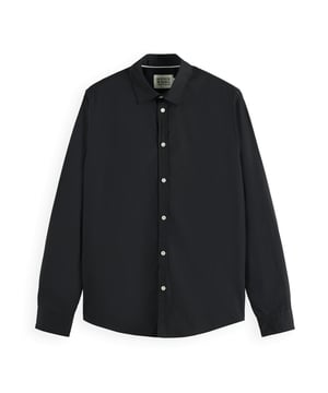 **Entdecke zeitlose Eleganz mit dem Herren-Hemd von Scotch & Soda!** Dieses vielseitige Hemd besticht durch seine durchgehende Knopfleiste und den klassischen Kent-Kragen. Die Knopf-Manschetten und die langen Ärmel sorgen für eine perfekte Passform und einen stilvollen Look. Hergestellt aus hochwertigen Materialien, bietet es außergewöhnlichen Tragekomfort und Langlebigkeit. Ob unter der Anzugjacke im Büro oder lässig in der Freizeit - dieses Langarmhemd macht immer eine gute Figur. Perfekt für den modebewussten Mann, der Wert auf Stil und Qualität legt. Mit Scotch & Soda bist du zu jedem Anlass bestens gekleidet. Ein Must-have für jede anspruchsvolle Garderobe.