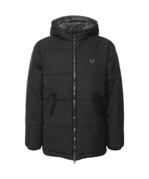 Fred Perry zwart Primaloft geisoleerd jack met capuchon. Blijf warm en stijlvol in het Fred Perry zwarte jack met capuchon. Deze jas heeft een klassiek ontwerp en is perfect voor elk buitenavontuur. De capuchon biedt extra bescherming tegen de elementen, terwijl de olijfgroene kleur een vleugje verfijning toevoegt. Laat het koude weer je er niet van weerhouden om in stijl op verkenning te gaan. Merkbadge op de linkerborst, jack met capuchon, ritssluiting, zwart. Normale pasvorm, centrale ritssluiting. Primaloft isolatiejack. Stijl: J4588 102
