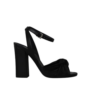 VINTAGE, RRP AS NEW
Gabrielle Runway sandals will be your day-to-evening looks with understated elegance. Part of the Runway collection, it is crafted in Italy from supple Nappa leather they feature a softly knotted detail and delicate straps that secure around the ankle.
*Comes with box

Michael Kors Gabrielle Runway Block Heel Sandals in Black Leather
Material: Leather
Color: Black
Size: IT38
Condition: Very good
Sign of wear: Minor marks and wear throughout
SKU: 263303