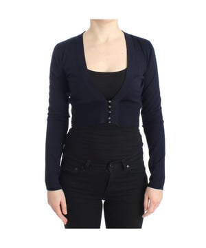 Marke: Class Roberto Cavalli  
Material: 100% Schurwolle  
Farbe: Blau  
Stil: Kurzer Cardigan  
Knopfverschluss vorne  
Logodetails  
Originaletiketten und Tragetasche sind enthalten  
Geschlecht: Damen
