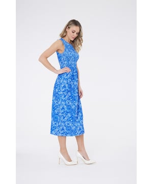 Este vestido de verano con estampado de paisley azul tiene un cómodo delantero fruncido y un divertido volante. Realmente tiene ese ambiente vacacional. La paleta de colores suave pero fuerte hace que este vestido sea súper versátil.

95% Poliéster, 5% Elastano