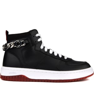 Salga con estilo atrevido con el HUGO Kilian Hito. Estas elegantes zapatillas altas de cuero negro son la fusión perfecta de moda y funcionalidad. La parte superior de cuero de primera calidad con el grueso. La mejora de la cadena plateada brinda una apariencia pulida con un ambiente vanguardista de estilo urbano. mientras que la suela de goma duradera y la plantilla acolchada garantizan comodidad durante todo el día mientras te pavoneas.