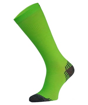Comodo 1 Pack Calcetines de Compresión Largos para CorrerComodo lleva proporcionando calcetines de alta calidad para hombres y mujeres desde 1996. Venden una amplia gama de calcetines para senderismo, ciclismo, caza, esquí y otras actividades al aire libre. Están fabricados con un fuerte enhebrado elástico que aplica una compresión gradual a los músculos, aumentando la circulación y potenciando el oxígeno.Quítese el estrés de los pies con estos calcetines de suela acolchada que reducen las rozaduras y las ampollas. Estos calcetines están disponibles en las tallas 3 a 11 del Reino Unido y son adecuados tanto para hombres como para mujeres. Están fabricados con un 80% de microfibra de poliamida, un 10% de polipropileno y un 10% de elastano, y se pueden lavar a máquina a 30 ºC. Extra Product Details - Sizes 3-11 UK - 1 Pair - Compression socks - Prevents Injury - Machine Washable - Knee Length - Unisex