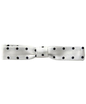 100% authentieke Dolce & Gabbana vlinderdas met labels
  Wit stippenpatroon
  100% Zijde materiaal
  11cm breed en 2cm lang
  Verstelbare nekband voor een maat voor iedereen
  Vervaardigd in Italie