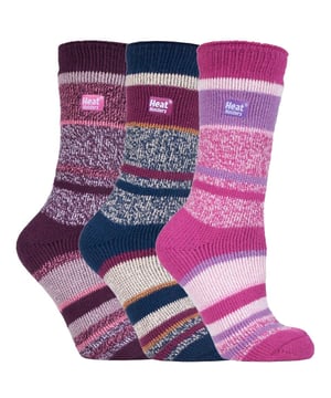 Halten Sie Ihre Füße warm in diesem 3er-Pack Socken von Heat Holders. Diese Socken wurden für den Winter entwickelt und fühlen sich mit ihrem dickschichtigen, gebürsteten Innenfutter superweich an. Die Dicke dieser Socken aus weichem Thermogarn sorgt für eine leistungsstarke Isolierung gegen Kälte mit hervorragenden feuchtigkeitsableitenden Eigenschaften. Die dehnbare Konstruktion dieser Socken schmiegt sich an die natürliche Form Ihrer Füße und Beine an und sorgt so für eine bessere Passform, Wärme und Komfort. Diese Socken sind dick und voluminös mit einer beeindruckend hohen Tog-Einstufung von 2,34. Das bedeutet, dass sie mehr als 7x wärmer sind als eine einfache Baumwollsocke (0,33 tog)! Mit einer hohen Tog-Einstufung werden Ihre Füße in dieser Wintersaison von warmen und kuscheligen Zehen profitieren. Eines der wichtigsten Merkmale dieser Socken ist, dass sie mit Heat Holders langem Schlingenflor-Polster hergestellt werden, das noch mehr warme Luft näher an der Haut hält. Es trägt auch dazu bei, dass Ihre Füße den ganzen Tag über bequem und gut gestützt sind. Diese dicken, thermisch gefütterten Socken werden von einem Experten gebürstet, wodurch die Innenseite luxuriös weich wird. Dies trägt dazu bei, die Menge an warmer Luft zu maximieren, wodurch Ihre Füße länger warm bleiben! Diese Socken sind in den Damengrößen 4-8 UK, 37-42 EU, 5-8 US erhältlich. Sie sind in verschiedenen Farben erhältlich, so dass es für jede Frau einen passenden Stil gibt!