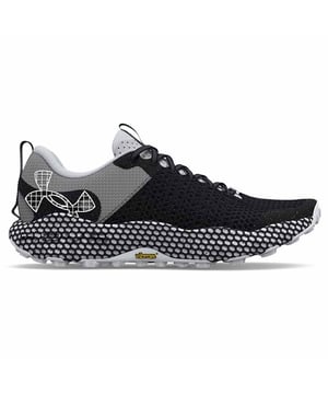 Las zapatillas de senderos para hombres Under Armour, el Hovr DS Ridge TR, proporciona una parte superior dinámica y reforzada optimizada para la ligereza y la durabilidad. Las superposiciones 3D estratégicas aseguran un mejor partido del pie. Los zapatos tienen una plantilla antimicrobiana de ortolita para una comodidad y transpirabilidad inigualables. La tecnología UA Hovr proporciona una sensación de gravedad cero, restaurando la energía absorbida al eliminar el impacto de la banda de rodadura. La suela de vibram ultra duradera con mega patrón de agarre asegura una excelente tracción en una variedad de terrenos.