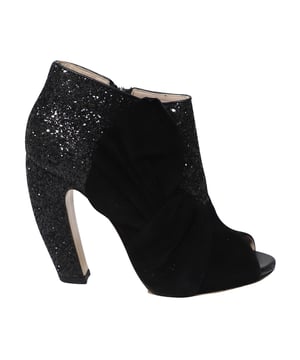 VINTAGE, UVP WIE NEU  
Diese schwarzen Peep-Toe-Stiefeletten von Miu Miu sind aus Wildleder gefertigt und mit Glitter überzogen, um deinen Stil gezielt zu heben. Sie sind mit Reißverschlüssen, Leder-Innensohlen ausgestattet und der Absatz misst 115 mm. Der Wildlederbereich der Schuhe ist so gestaltet, dass er wie ein Band aussieht, was einen zusätzlichen femininen Akzent setzt.

Miu Miu 115mm Glitter-Stiefeletten aus schwarzem Wildleder  
Zustand: Gut  
Nutzungsspuren: Starke Abnutzung an den Sohlen  
Material: Wildleder/Leder  
Größe: 38.5/US8.5  
Absatzhöhe: 115 cm  
SKU: 124358