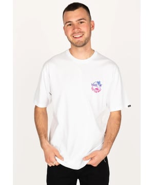 Vans Classic Mini Dual Palm II T-shirt. Large, tropical print on the back. Small logo print on the left chest. Rib-knit collar. Logo label on sleeve.