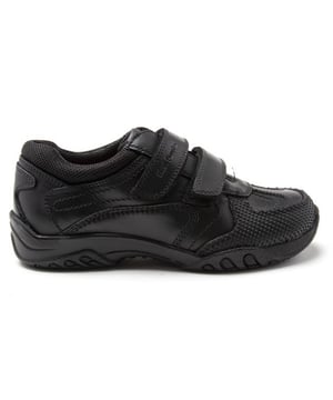 Zapatos escolares. ¿O algo más versátil? Cualquiera que elijas. No se puede negar que Hush Puppies Jezza 2 merece un papel protagónico en cualquier conjunto. Estos zapatos de cuero están confeccionados para verse geniales y sentirse cómodos. gracias a una plantilla micro fresca. Cuello y tobillo acolchados y cierre de gancho y bucle.