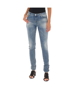 Lange jeans.
 Kleur Blauw denim
 Taille met riemlussen.
 Knoop- en ritssluiting. aan de voorkant.
 Twee zakken en een minizakje op de voorkant.
 Twee open zakken op de achterkant.
 Merknaam patch op de achterkant van de tailleband.
 Versleten en gebroken effect.
 Smal gesneden zoom.
 Stretchstof.
 Bijpassende naden.

 Samenstelling:
 - 70% Katoen- 28% Polyester - 2% Elastaan.

 Wasvoorschriften:
 - Maximaal wassen op 40ºC.
 - Strijken op middelhoge temperatuur. max. 110ºC.
 - Mag in de droger.
 - Gebruik geen bleekmiddel.
 - Kan niet chemisch gereinigd worden.

 Samenstelling: 70% Katoen, 28% Polyester, 2% Elastaan
 Onderhoud:
- Maximaal wassen op 40ºC.
 - Strijken op gemiddelde temperatuur. max. 110ºC.
 - Je kunt een droger gebruiken.
 - Gebruik geen bleekmiddel.
 - Kan niet chemisch gereinigd worden.