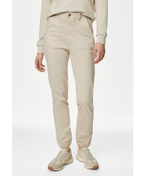 M&S chino joggers van zachte katoenmix hebben een moderne slim fit met extra stretch voor flexibiliteit. Ze zijn ontworpen voor comfort, hebben een enkellengte en een slimme knoop- en ritssluiting. Verkrijgbaar in een korte (26"), normale (28") en lange (30") binnenbeenlengte. Om u het allerbeste product en de allerbeste prijs te kunnen bieden, zijn deze jeans van het voormalige M&S merk, dus de labels en etiketten zijn verwijderd. U kunt er echter zeker van zijn dat het merk nog steeds zichtbaar is en dat de hoge M&S kwaliteit gehandhaafd blijft.