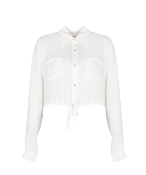 Corte holgado y más corto que proporciona comodidad y libertad de movimiento, ideal para cualquier ocasión, desde reuniones casuales hasta salidas nocturnas.

Con un cuello que añade elegancia y estilo, que combina perfectamente tanto con jeans como con faldas, creando estilismos versátiles.

Abotonada con botones decorativos, que no solo son prácticos, sino que también constituyen un detalle decorativo único, destacando el carácter individual de la prenda.

Con manga larga, que proporciona calor en los días más fríos, y al mismo tiempo añade clase y una apariencia formal.

Bajo ajustable, que permite adaptarse a la silueta, destacando la cintura y añadiendo encanto a cualquier estilismo.

En el frente, dos bolsillos que son extremadamente prácticos, permitiendo el almacenamiento de objetos pequeños y añadiendo un carácter casual.

En la nuca, un detalle de marca que demuestra la alta calidad y autenticidad del producto, añadiendo prestigio y exclusividad.

Confeccionada con tela de alta calidad, que es suave al tacto, duradera y fácil de cuidar, asegurando comodidad durante todo el día.