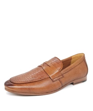 With a sleek design featuring premium textured leather and an almond-toe, the Sutton Penny Loafers are the perfect shoes to add a touch of refinement to any occasion.