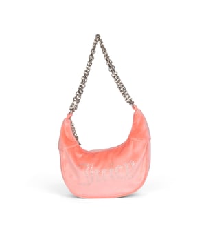 Juicy Couture Mini bolso bandolera de terciopelo rosa empolvado - Elegancia romántica para cualquier ocasión
Con este mini bolso bandolera, Juicy Couture reinterpreta el clásico con un toque moderno. Realizado en terciopelo rosa empolvado, destaca por su encantador contraste con la cadena dorada, que añade un toque de sofisticación. El icónico logo Juicy Couture embellece el diseño, convirtiéndolo en un accesorio perfecto para ocasiones especiales o para añadir un toque romántico a tu look diario.
Dimensiones: A25 x A8 x P15 cm