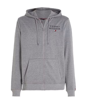 Diese Herren-Sweatjacke vereint Komfort und Stil in einer perfekten Kombination. Ausgestattet mit einer Kapuze samt Tunnelzug und einem durchgehenden Reißverschluss, bietet sie Flexibilität für jede Gelegenheit. Die Kängurutasche verleiht dem Design einen sportlichen Look, während die Label-Stickerei und Applikationen auf der Brust dezente Markenakzente setzen. Die Streifenkante innen am Kragen und die kleine Label-Flagge am Ärmelbündchen runden das Design ab. Dank des weichen Materials garantiert die Jacke hohen Tragekomfort und ist ideal für den Alltag oder entspannte Freizeitaktivitäten.
