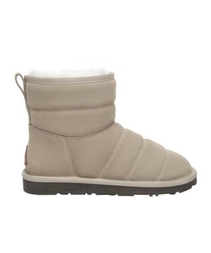 Die Thornbill Mini Boots sind aus australischer Wolle gefertigt, die für ihre Weichheit, Wärme und Haltbarkeit bekannt ist. Die Wolle hat eine natürliche wolkenähnliche Textur und ist für zusätzliche Wärme und Komfort mit Fleece gefüttert. Der Schuh verfügt außerdem über ein atmungsaktives Mesh-Futter, eine Latex-Gedächtnisschaum-Einlegesohle für zusätzlichen Komfort und Halt sowie eine TPR-Laufsohle für Haltbarkeit und Traktion. Der Thornbill ist außerdem mit natürlichem Rindsleder gefüttert, das ein luxuriöses Gefühl vermittelt.


Beschreibung:
Obermaterial Wildleder
Warmes Innenfutter aus Schafwolle
Weiche Schafsfell-Woll-Einlegesohle
TPR-Sohle

Technologien:
Wasser- und schmutzabweisendes Obermaterial
Rutschhemmende Laufsohle