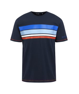 100% Baumwolle. Gewebetechnik: Atmungsaktiv. Gewebe: Coolweave, Single Jersey, Slub, Weiche Haptik. Design: Kontrast Detail, Grafikdruck, Logo, Mit Streifendetail. Seitliche Schlitze. GSM (Gramm pro Quadratmeter): 180. Rundhalsausschnitt. Kurzärmlig. Nachhaltigkeit: nachhaltige Materialien. S: 96,52 cm. M: 102 cm. L: 107 cm. XL: 112 cm. XXL: 121,92 cm. 3XL: 129,54 cm.