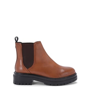 The KG Kurt Geiger Tasha boot features a rich tan leather upper. The ankle features two elasticated panels for slip on comfort. There is a small KG Kurt Geiger pull tab as well as gunmetal KG stud a the back of the ankle.