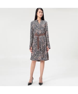 Moeilijk en toch exclusief, deze tuniekjurk is je beste bondgenoot voor een werkdag of een informele bijeenkomst in het hele weekend. Subtiele geometrische vintage print, elegante V-halslijn, brede drapevleep paneel die aan de voorkant loopt. Handig onderstreept op de taille met een gescheiden riemband en verbeterd met verfijnde parelsknoppen op manchetten. Kan tijdens de koele dagen worden gekoppeld aan een paar leggings.

Productdetails:
Vorm: recht
Afzonderlijke riem verstrekt
Lengte: 103 cm
Lange mouwen
V halslijn