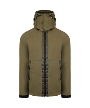 Die Weekend Offender Vienna Herrenjacke – ein stylisches und funktionales Kleidungsstück, das Ihre urbane Garderobe aufwertet. Weekend Offender, bekannt für seinen modernen Streetwear-Stil, präsentiert die Vienna Jacke, die modische Details mit praktischen Funktionen verbindet. Wichtige Merkmale: Modernes Design: Die Vienna Jacke besticht durch ein modernes, urban inspiriertes Design, das den Streetwear-Einfluss von Weekend Offender widerspiegelt. Achten Sie auf einzigartige Details, Muster und Verzierungen, die ihren unverwechselbaren Stil unterstreichen. Wetterfestes Material: Die Jacke aus wetterbeständigem Material bietet Schutz vor den Elementen. Sie ist wasserabweisend und somit für verschiedene Outdoor-Aktivitäten geeignet. Reißverschluss mit Windschutzleiste: Ein Reißverschluss ist bei Jacken üblich und ermöglicht bequemes Tragen und Anpassen. Die Vienna Jacke kann mit einer Windschutzleiste oder einem Kinnschutz für zusätzlichen Windschutz ausgestattet sein. Praktische Taschen: Die Jacke verfügt über praktische Taschen, z. B. mit Reißverschluss oder Druckknöpfen. Diese Taschen bieten praktischen Stauraum für kleine Utensilien und verleihen dem Design einen funktionalen Touch. Kapuzendesign: Jacken verfügen oft über Kapuzen für zusätzlichen Schutz vor den Elementen. Die Vienna Jacke kann eine Kapuze haben, die bei unerwarteten Wetterbedingungen zusätzlichen Schutz bietet. Ideal für die Freizeit: Die Kleidung von Weekend Offender ist oft auf Freizeitkleidung ausgerichtet. Die Vienna Jacke eignet sich für verschiedene Freizeitsituationen, vom Stadtausflug bis zum Outdoor-Abenteuer.
