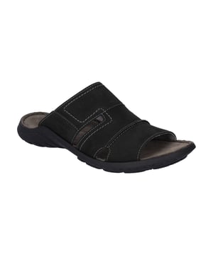 Nuestras sandalias fabricadas con fina piel de vaca. La banda elástica práctica permite una buena sujeción y una fácil entrada en el zapato. El método de fabricación esencial para JOSEF SEIBEL es el tradicional cosido a mano. Gracias al ancho G estas sandalias son muy cómodass para los pies normales. Con esta sandalia de hombre, caminarás contra viento y marea, como con tu mejor amigo.