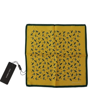 Authentischer Dolce & Gabbana Herren-Quadratisch-Schal.
  Hergestellt aus 100% Seide.
  Leuchtend gelber Druck.
  Dolce & Gabbana-Logo.
  Hergestellt in Italien.
  Masse: 30 cm x 30 cm.
  Vielseitiges Accessoire fur jedes Outfit.