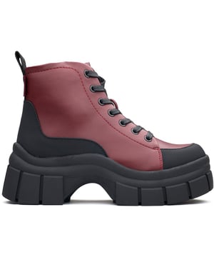 Botas Rocket Dog de mujer en color granate, fabricadas con sintético y suela de goma. Incluyen: tira de talón, suela gruesa, plantilla acolchada y cordones encerados.