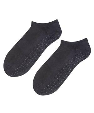 Si buscas un par de calcetines que mantengan tus pies cómodos y secos todo el día, no busques más: los calcetines invisibles para hombre. Estos calcetines están fabricados con un 78% de fibras ricas en algodón, lo que los hace suaves y delicados. Tienen un estilo invisible de corte bajo que es perfecto para el uso diario y se ocultará discretamente dentro de sus zapatillas de deporte. Estos calcetines también tienen propiedades naturales de evacuación de la humedad que ayudarán a mantener tus pies secos y frescos durante todo el día, protegiendo la parte sensible del pie, especialmente si los usas para correr por la mañana. Los agarres antideslizantes ABS de las suelas de estos calcetines son ideales para mantener los pies en su sitio mientras caminas y corres. También incluyen un estabilizador adicional que te ayudará a mantener los calcetines en la posición correcta. Los calcetines vienen en 4 colores diferentes, ¡así que hay para todos los gustos! Estos son: Gris Oscuro, Negro, Azul Marino y Blanco. Tanto si prefieres un negro tradicional como un azul marino clásico, tenemos algo que se adapta a tu estilo. Estos calcetines para hombre están disponibles en 2 tallas: 7-9 UK (40-43 EUR, 8-10 US) y 10-13 (44-46 EUR, 11-14 US) y están hechos de 78% Algodón, 20% Poliamida, 2% Elastano, 0.5% Polipropileno. Hay 4 colores para elegir y son totalmente lavables a máquina.