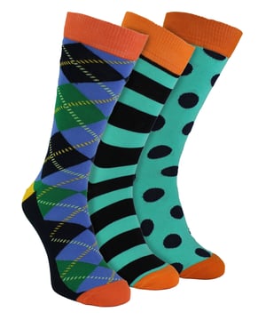 Happy Socks Men's 3-Pack SocksDescubre la mezcla perfecta de comodidad y estilo con los calcetines Happy Socks Men's 3-Pack Socks. Diseñados para combinar con todas las tallas de zapatos, estas versátiles prendas se adaptan sin esfuerzo tanto a la ropa relajada como a la formal, convirtiéndolos en un elegante complemento para tu armario. Disfrute de la excepcional comodidad que proporcionan estos calcetines, imprescindibles para todo caballero.Los calcetines Happy Socks están pensados para aportar una oleada de vibrante energía a su atuendo diario. Una mezcla perfecta de comodidad, elegancia y versatilidad durante todo el año, estos calcetines están diseñados para seguir el ritmo de su dinámico estilo de vida. Fabricados con material transpirable, estos calcetines para hombre se ajustan perfectamente a las tallas 6-11. El pack de 3 calcetines para hombre de Happy Socks incluye múltiples ventajas, como los coloridos diseños Argyle, Stripes, Spots y más, que aportan una sofisticación atemporal a tu aspecto. Junto a estos estilos, el acogedor tejido garantiza una comodidad duradera. Además, nuestro tejido transpirable garantiza la máxima higiene de los pies, dejándolos frescos. Disfrute de la inigualable combinación de comodidad y estilo con el paquete de 3 calcetines para hombre de Happy Socks, su mejor elección en calcetines de primera calidad.Detalles Esenciales del Producto- Vibrantes y coloridos- Material de alta calidad- Diseño innovador- Adecuados para todas las estaciones- Perfectos para ambientes informales y formales- Talla única (6-11)