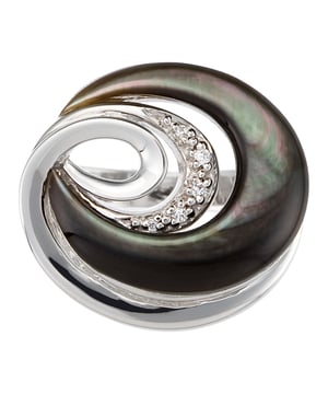 Deze verfijnde ring voor vrouwen van Orphelia is het perfecte cadeau om jezelf of een dierbare te verwennen. De ring is gemaakt van 925 sterling zilver, gekleurd zilver in maat: 52, met een gewicht van 11,2 gram en een breedte van 1,8 cm op het breedste punt. De Orphelia damesring van 925 sterling zilver - Silver ZR-3703 wordt geleverd in een prachtige cadeauverpakking en heeft een garantie van twee jaar.