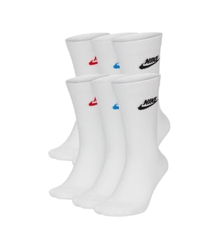 SOFT SOCKS IN A CREW CUT. The Nike Sportswear Everyday Essential Socks are made with soft, stretchy fabric that moulds to your foot for all-day comfort.
