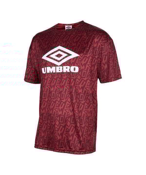 La camiseta de graffiti para hombres de la tripulación de manga corta Umbro es una pieza elegante y de inspiración urbana que agrega un toque vanguardista a su guardarropa informal. Esta camiseta presenta un diseño de graffiti único, lo que lo convierte en una opción destacada para aquellos que aprecian la moda audaz y expresiva.

La camiseta está hecha con una manga corta y un diseño de cuello de la tripulación, que proporciona una silueta clásica y atemporal. El ajuste cómodo y el corte relajado aseguran la facilidad de movimiento y una sensación relajada, lo que lo hace ideal para el uso diario.

Hecho de materiales de alta calidad, esta camiseta ofrece comodidad y durabilidad. La tela es suave al tacto, asegurando una experiencia de uso agradable, mientras que su construcción resistente asegura la longevidad, lo que le permite disfrutar de esta elegante pieza durante mucho tiempo.

La característica destacada de esta camiseta es su diseño inspirado en graffiti. La obra de arte vibrante y dinámica agrega un ambiente de ropa de calle a su atuendo, haciendo una declaración donde quiera que vaya. El motivo de graffiti se muestra ingeniosamente en la parte delantera de la camisa, creando una pieza central llamativa.

Ya sea que lo combine con jeans, pantalones cortos o corredores, la camiseta Umbro Graffiti es una opción versátil que le permite expresar su estilo único. Es adecuado para salidas informales, reuniones sociales o simplemente cuando desea agregar un toque de moda de inspiración urbana a su aspecto.

Abraza tu individualidad con la camiseta de graffiti para hombres de la tripulación de manga corta Umbro. Su combinación de ajuste cómodo, construcción duradera y diseño llamativo lo hará un favorito en su guardarropa, elevando su estilo informal a nuevas alturas.