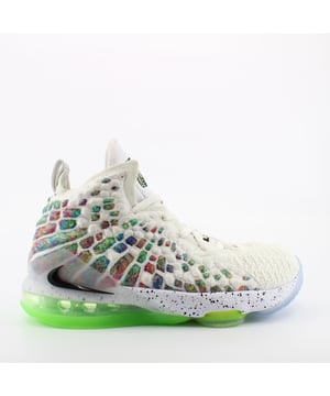 Inspirada en la icónica silueta de la Fuerza de Comando de Nike Air Command que fue popularizado por el personaje de Woody Harrelson, Billy Hoyle, en la película de 1992, White Men no puede saltar: esta versión del LeBron 17 evoca el esquema de color como la silueta original, que se encuentra una parte superior de tejido de punto que se mejora con acentos multicolores y prominentemente en el talón. Finalmente, un bordado "LeBron" distintivo en la lengua para reflejar el tema de la fuerza de comando de aire y una suela translúcida superan el diseño.