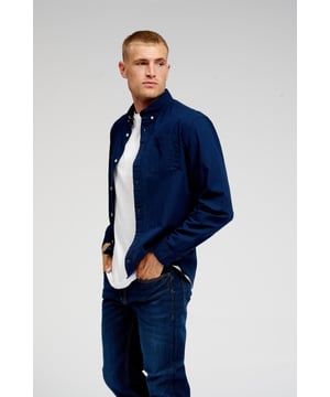 Das Original Performance Oxford Shirt ist ein schönes Shirt von TeeShoppen mit einem schönen Material. Das tolle Design macht es geeignet für das Tragen das ganze Jahr über für verschiedene Anlässe. Das Hemd ist in der Farbe Blau erhältlich. TeeShoppen sieht farbenfrohe Kleidung als eine tolle Ergänzung zu einer Basisgarderobe.

Das Original Performance Oxford Shirt ist in 6 verschiedenen Größen erhältlich, die für Männer geeignet sind. Siehe und wählen Sie die Größe unter "Größe".

Bei TeeShoppen sind wir stolz darauf, unsere eigenen Produkte anzubieten. Unser Sortiment soll Ihnen die Möglichkeit geben, Ihre Garderobe mit einfachen und modernen Kleidungsstücken zu ergänzen. Wir haben keine Kompromisse bei der Qualität oder dem Design gemacht, auch wenn die Kleidung einfach ist. Die Kleidungsstücke sind aus luxuriösen Materialien gefertigt, die angenehm zu tragen sind und sich für jede Gelegenheit stylen lassen. TeeShoppen ist ein zeitloser Anbieter von Mode für Männer und Frauen. Bei uns zahlen Sie nicht für teure Marken und Kosten, sondern nur für Qualität und Service. Wir erweitern ständig unser Sortiment, so dass Sie bei uns immer die neueste Mode kaufen können.