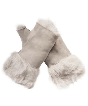 Cálidos, elegantes y chic, estos mitones sin dedos de piel de oveja toscana son perfectos para cuando bajan las temperaturas. Fabricados con la piel de oveja toscana de mayor calidad, estos mitones sin dedos reversibles te ayudarán a mantener las manos abrigadas sin resultar poco prácticos ni afectar a tu destreza. Perfectos para cuando necesites usar tu teléfono mientras viajas, estos mitones de piel de oveja son el accesorio imprescindible de este invierno. Fabricados en el Reino Unido, disponibles en 11 colores