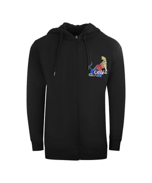 Dieser Kapuzenpullover der Cavalli-Klasse ist die perfekte Moglichkeit, Ihren mutigen personlichen Stil zur Geltung zu bringen. Es verfugt uber ein auffalliges Tigerlogo und ist somit die perfekte Erganzung fur Ihre Garderobe. Seien Sie bereit, aufzufallen und ein Statement mit diesem einzigartigen Kapuzenpullover zu setzen! 60 % Baumwolle, 40 % Polyester, elastische Taille, Saum und armelenden, normale Passform, fallt der Grosse entsprechend aus, Kangurutasche, Markenlogo auf der Brust, Kordelzuge, Cavalli Class Kapuzenpullover, schwarzer Kapuzenpullover, Reissverschluss