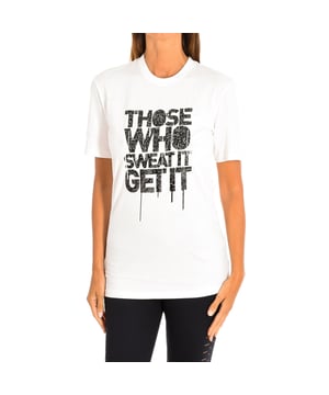 Camiseta Con Mangas Zumba. 
Color Blanco
Clásica y versátil con un calce fácil. 
Cuello redondo. 
Gráfico en el frontal y la espalda con motivos de la marca.
El tejido suave y elástico proporciona un ajuste cómodo y favorecedor.
Costuras vistas a tono.

Composición:  100% Algodón.

-Utilizar lavadora a temperatura máxima 30º .
-Utilizar secadora.
-No se puede utilizar Lejía.
-Planchar a temperatura máxima 110º.